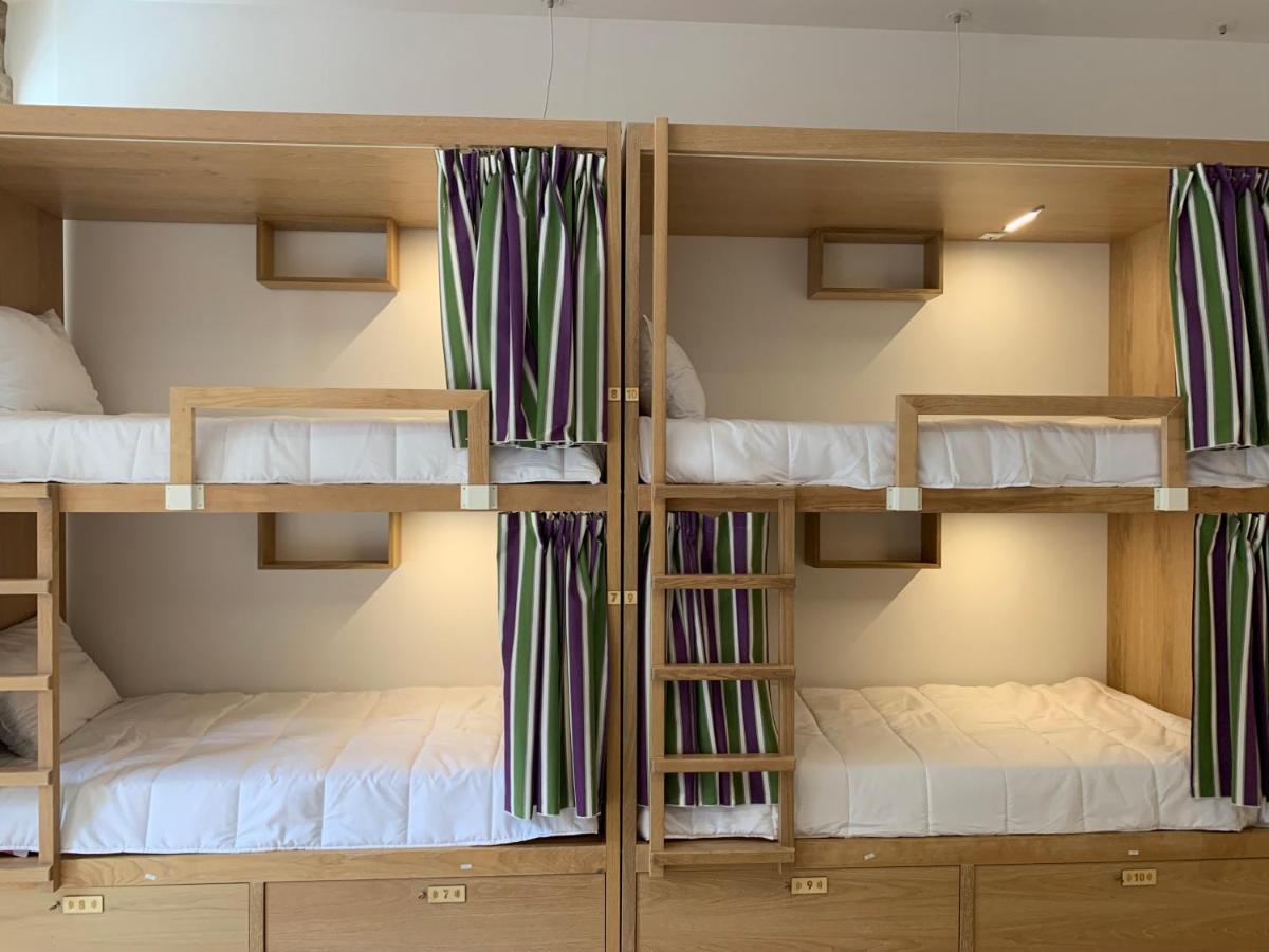 Cama individual en dormitorio compartido femenino de 12 camas